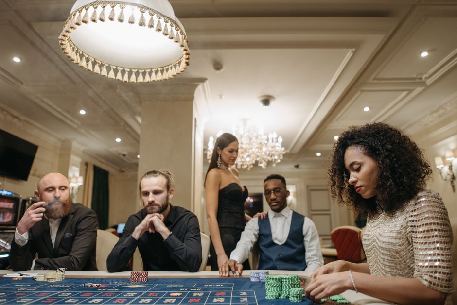 Slots, Poker, and the Real Math Behind iGaming Wins