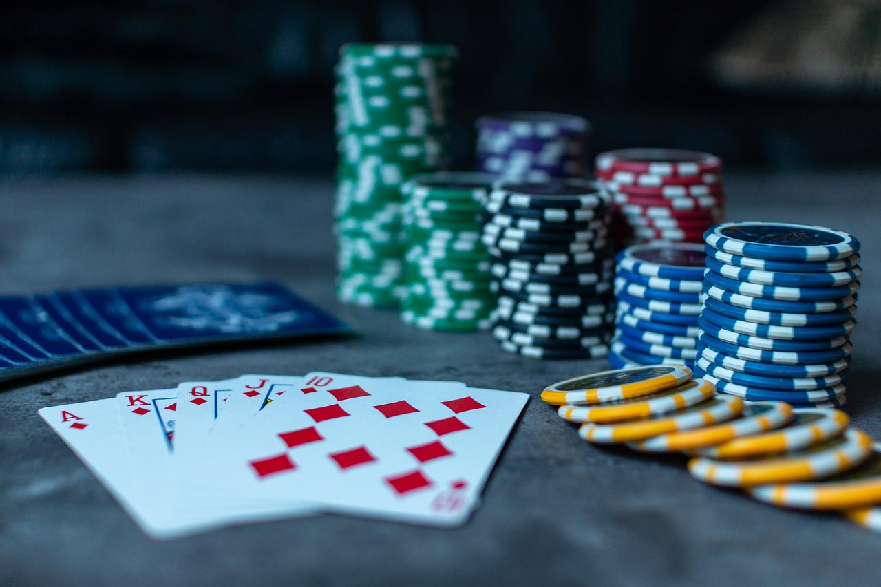 The Real Difference Between Slot Spinners and Poker Thinkers